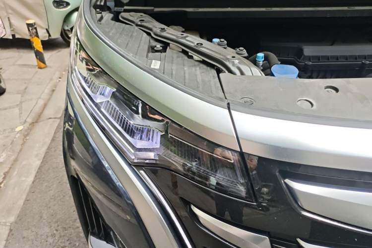 Used Denza D9 2022 DM-i 970 Four-Wheel Drive Prestige Model Right Front Headlight