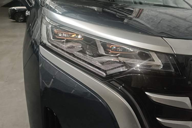 Used Denza D9 2022 DM-i 970 Four-Wheel Drive Flagship Model Right Front Headlight
