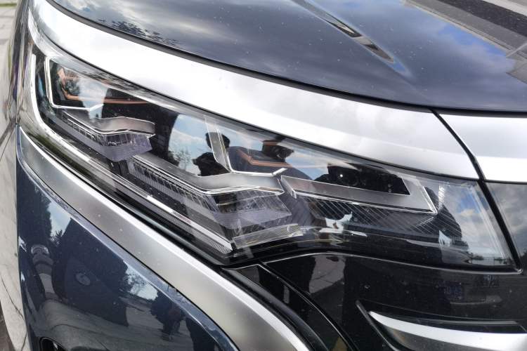 Used Denza D9 2022 DM-i 970 Four-Wheel Drive Prestige Model Right Front Headlight