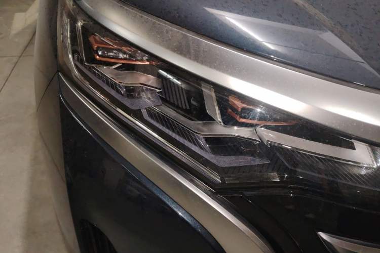 Used Denza D9 2022 DM-i 970 Four-Wheel Drive Prestige Model Right Front Headlight
