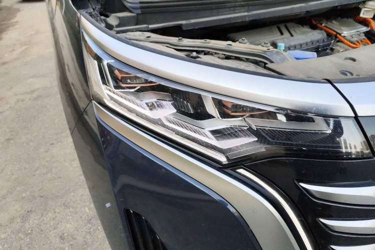 Used Denza D9 2022 DM-i 970 Four-Wheel Drive Flagship Model Right Front Headlight