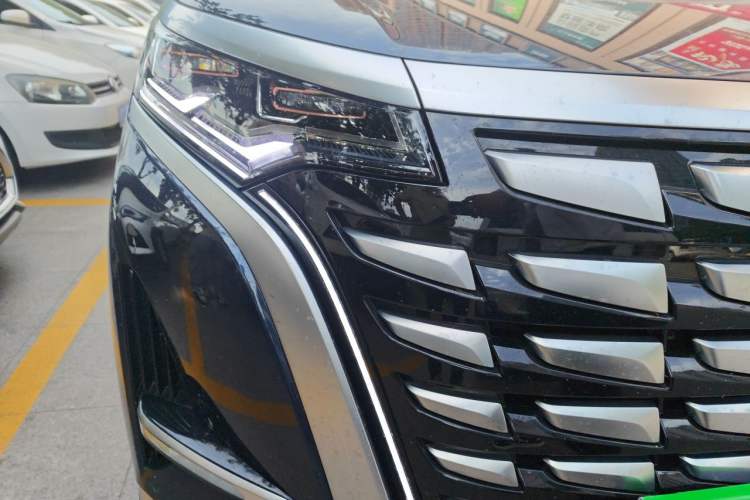 Used Denza D9 2022 DM-i 970 Four-Wheel Drive Flagship Model Right Front Headlight