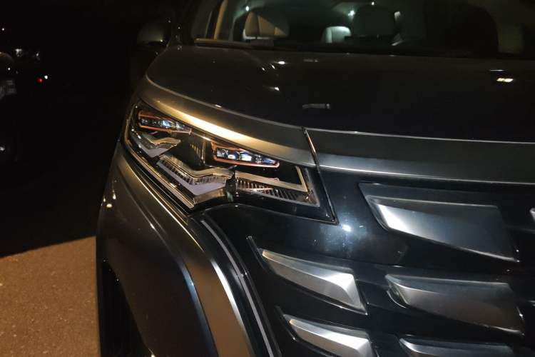Used Denza D9 2022 DM-i 970 Four-Wheel Drive Prestige Model Right Front Headlight