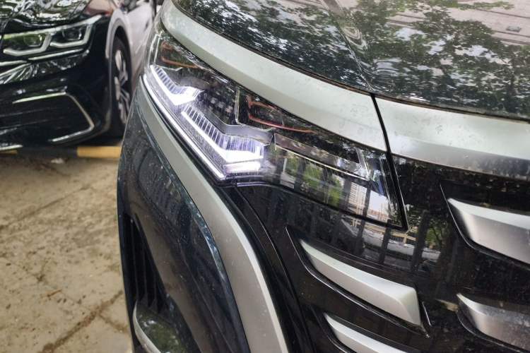 Used Denza D9 2022 DM-i 970 Four-Wheel Drive Prestige Model Right Front Headlight