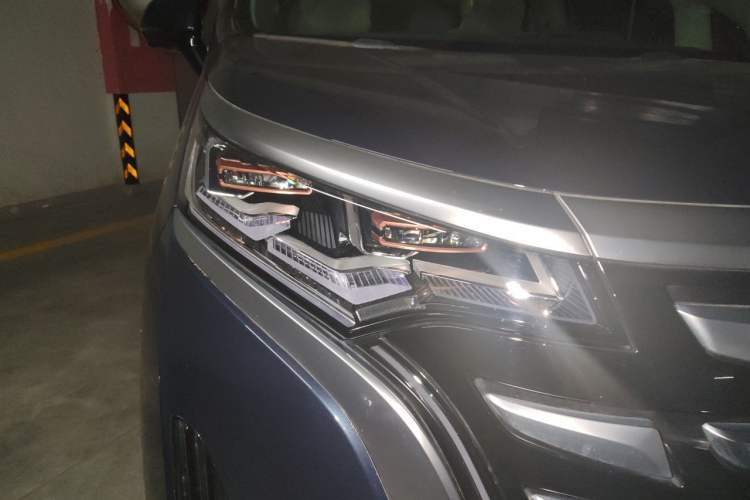 Used Denza D9 2022 DM-i 970 Four-Wheel Drive Flagship Model Right Front Headlight