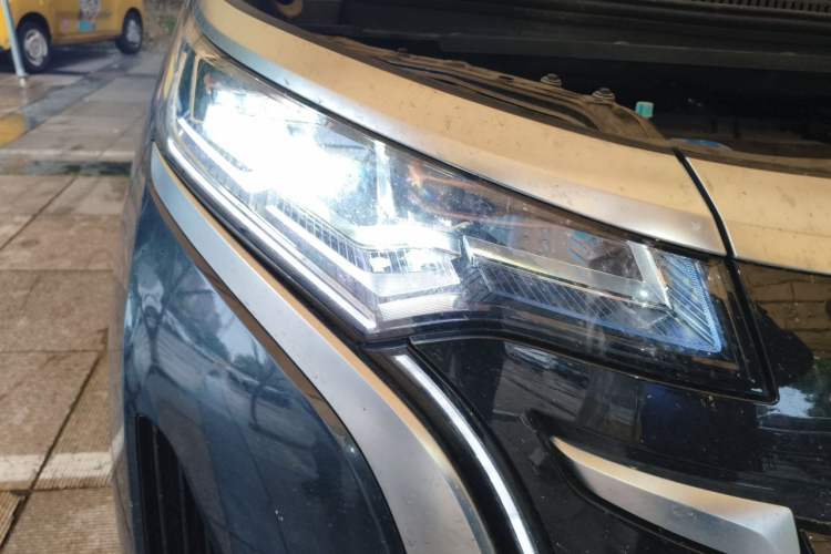 Used Denza D9 2022 DM-i 970 Four-Wheel Drive Flagship Model Right Front Headlight