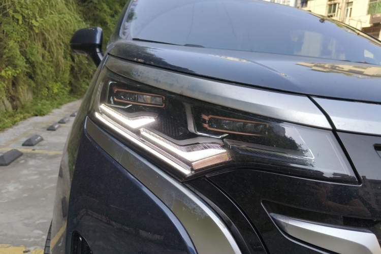 Used Denza D9 2022 DM-i 970 Four-Wheel Drive Prestige Model Right Front Headlight