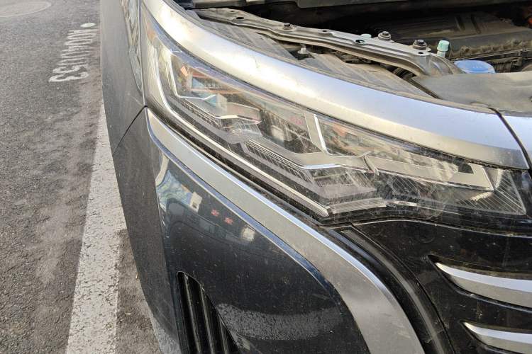 Used Denza D9 2022 DM-i 970 Four-Wheel Drive Flagship Model Right Front Headlight