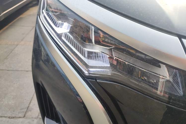 Used Denza D9 2022 EV 620 Prestige Model Right Front Headlight