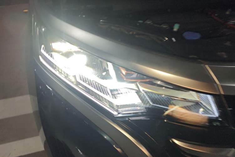 Used Denza D9 2022 DM-i 970 Four-Wheel Drive Prestige Model Right Front Headlight
