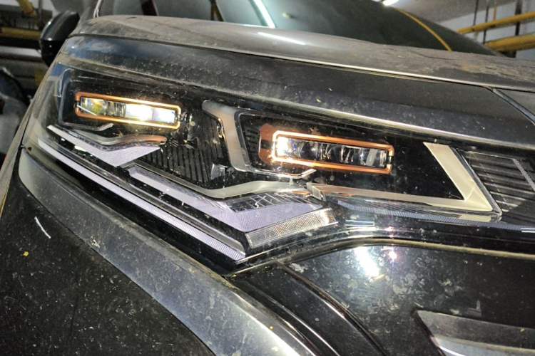 Used Denza D9 2022 DM-i 970 Four-Wheel Drive Prestige Model Right Front Headlight