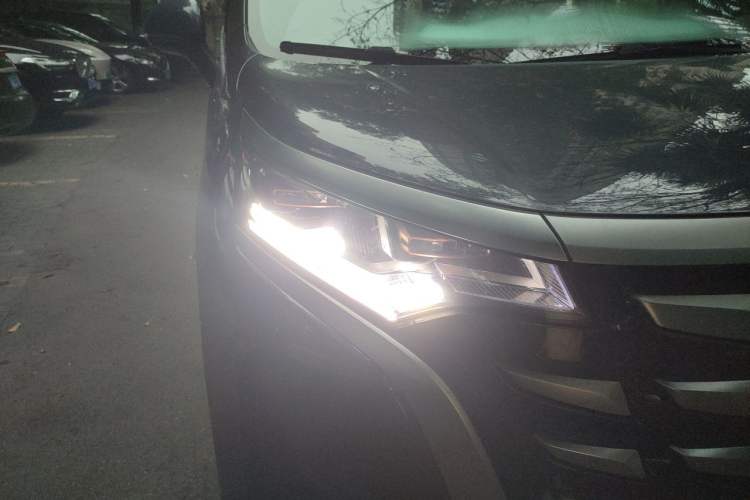 Used Denza D9 2022 DM-i 970 Four-Wheel Drive Prestige Model Right Front Headlight