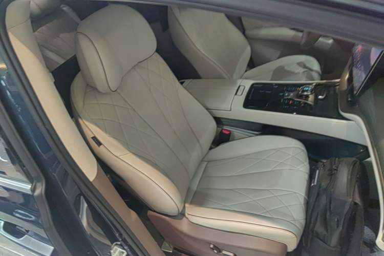 Used Denza D9 2022 DM-i 970 Four-Wheel Drive Flagship Model Right Front Seat