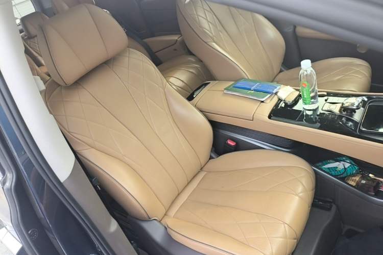 Used Denza D9 2022 DM-i 1040 Prestige Model Right Front Seat