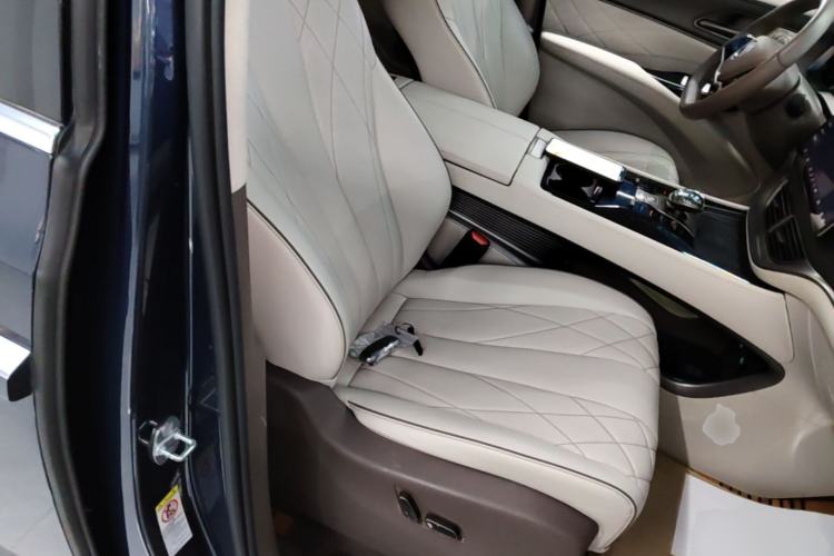 Used Denza D9 2022 DM-i 970 Four-Wheel Drive Flagship Model Right Front Seat