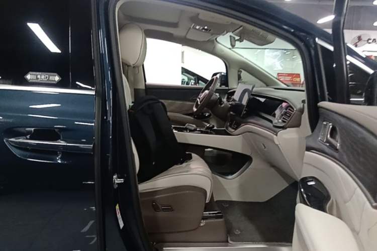 Used Denza D9 2022 DM-i 970 Four-Wheel Drive Prestige Model Right Front Seat