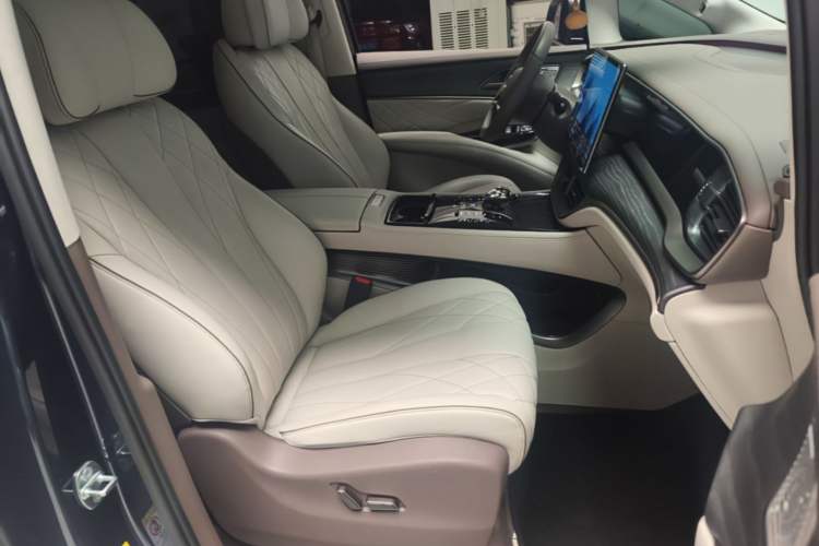 Used Denza D9 2022 DM-i 970 Four-Wheel Drive Flagship Model Right Front Seat