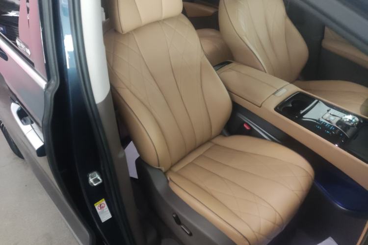 Used Denza D9 2022 DM-i 1040 Prestige Model Right Front Seat