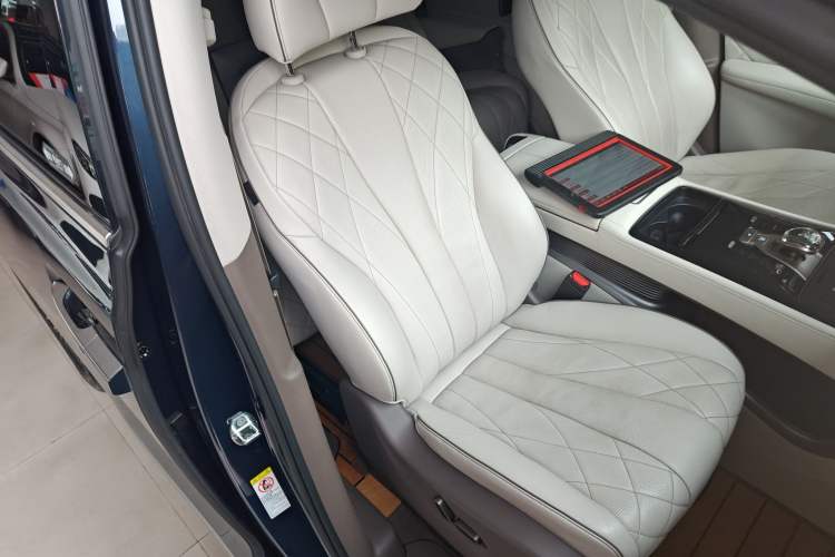 Used Denza D9 2022 DM-i 970 Four-Wheel Drive Prestige Model Right Front Seat