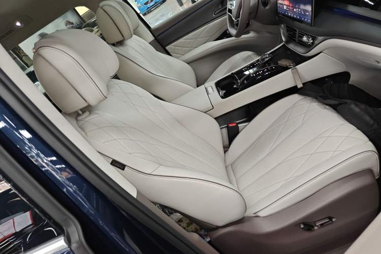 Used Denza D9 2022 DM-i 970 Four-Wheel Drive Flagship Model Right Front Seat