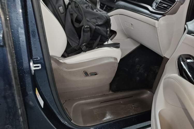 Used Denza D9 2022 DM-i 970 Four-Wheel Drive Flagship Model Right Front Seat