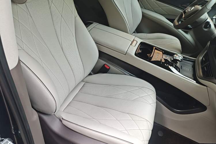 Used Denza D9 2022 DM-i 970 Four-Wheel Drive Prestige Model Right Front Seat