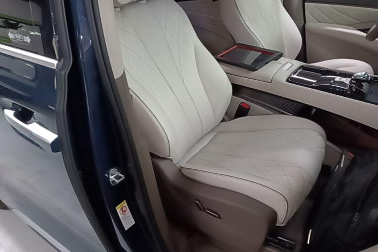 Used Denza D9 2022 DM-i 970 Four-Wheel Drive Flagship Model Right Front Seat