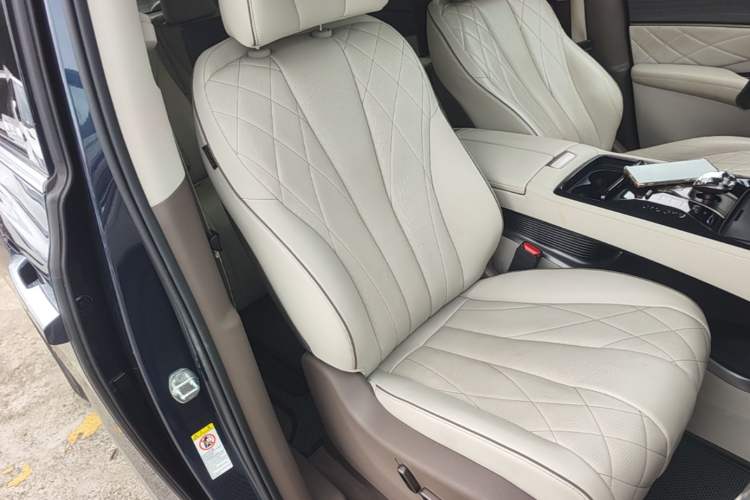 Used Denza D9 2022 DM-i 970 Four-Wheel Drive Prestige Model Right Front Seat