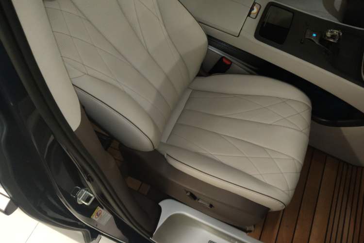 Used Denza D9 2022 DM-i 970 Four-Wheel Drive Flagship Model Right Front Seat