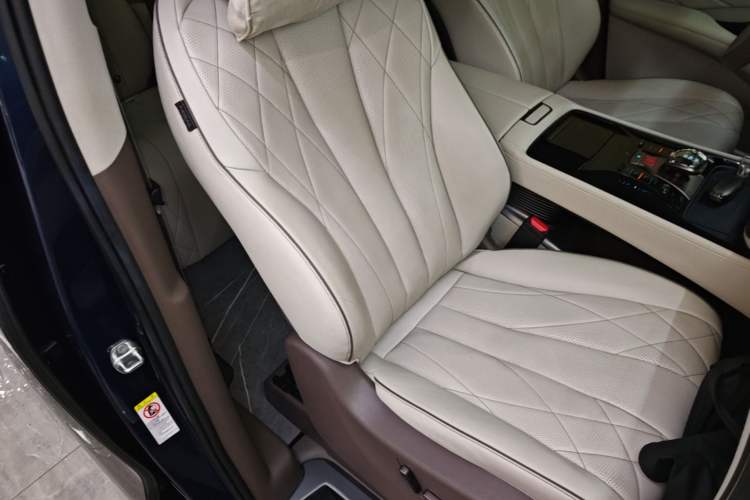 Used Denza D9 2022 DM-i 970 Four-Wheel Drive Prestige Model Right Front Seat