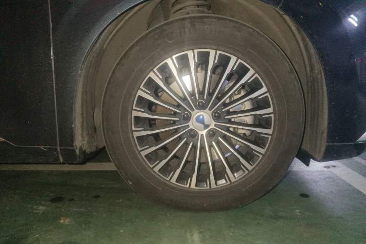 Used Denza D9 2022 DM-i 970 Four-Wheel Drive Prestige Model Right Front Wheel Hub