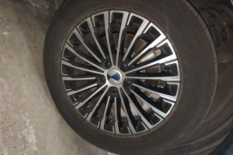 Used Denza D9 2022 DM-i 1040 Prestige Model Right Front Wheel Hub