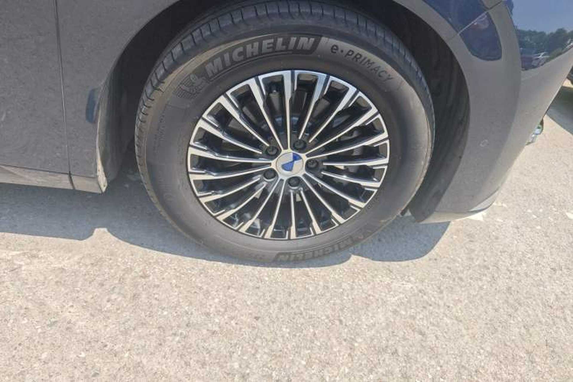 Used Denza D9 2022 DM-i 970 Four-Wheel Drive Flagship Model Right Front Wheel Hub