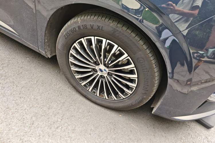 Used Denza D9 2022 DM-i 970 Four-Wheel Drive Prestige Model Right Front Wheel Hub