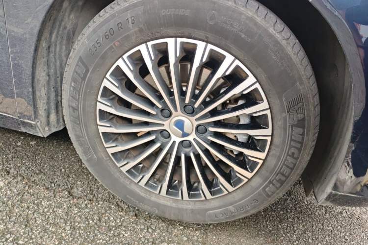 Used Denza D9 2022 DM-i 1040 Prestige Model Right Front Wheel Hub