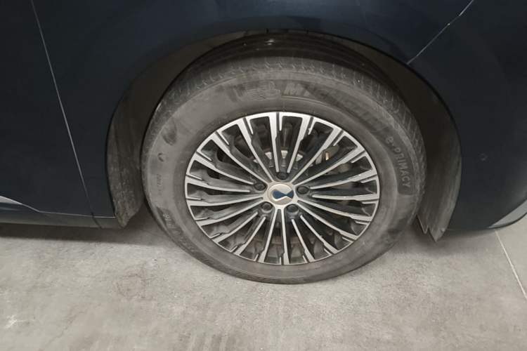 Used Denza D9 2022 DM-i 970 Four-Wheel Drive Flagship Model Right Front Wheel Hub