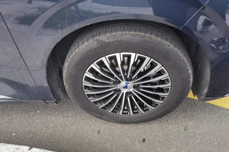 Used Denza D9 2022 DM-i 970 Four-Wheel Drive Prestige Model Right Front Wheel Hub