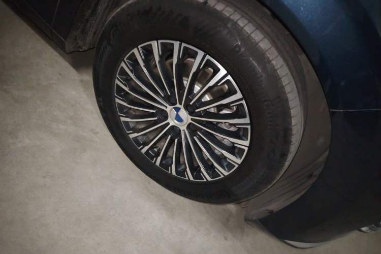 Used Denza D9 2022 DM-i 970 Four-Wheel Drive Prestige Model Right Front Wheel Hub