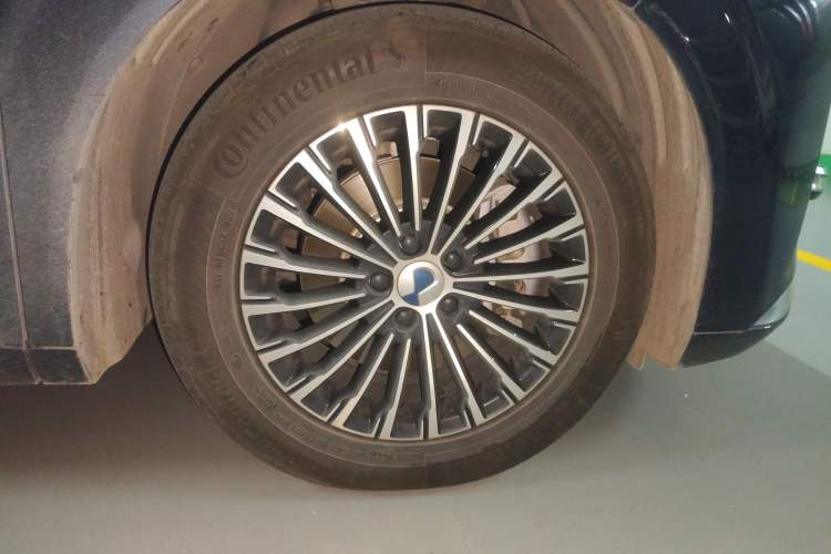 Used Denza D9 2022 DM-i 1040 Prestige Model Right Front Wheel Hub