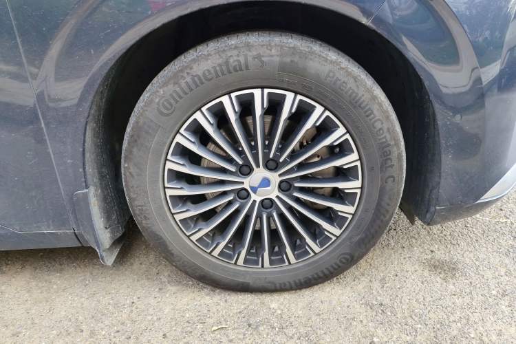 Used Denza D9 2022 DM-i 970 Four-Wheel Drive Flagship Model Right Front Wheel Hub
