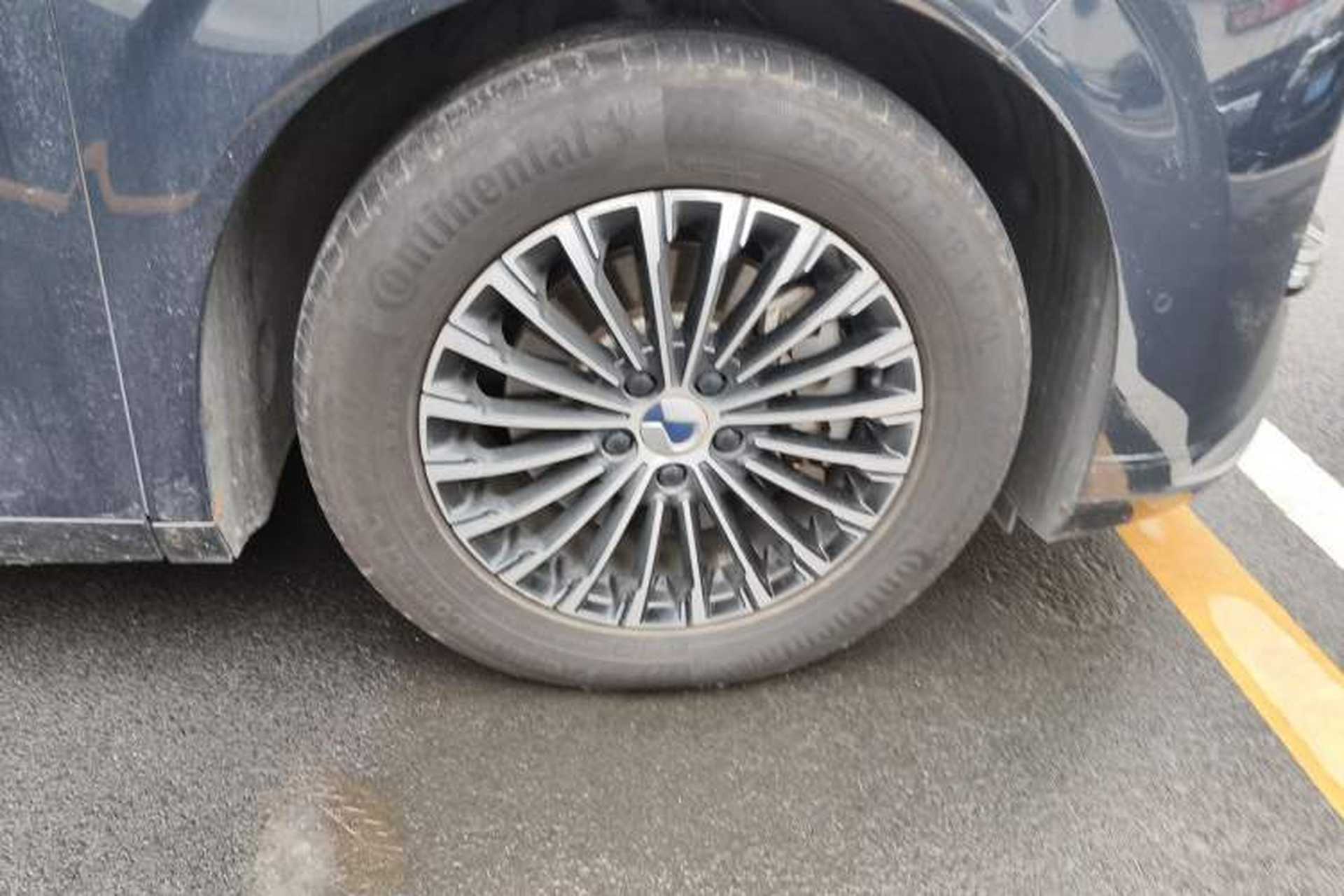 Used Denza D9 2022 DM-i 970 Four-Wheel Drive Flagship Model Right Front Wheel Hub