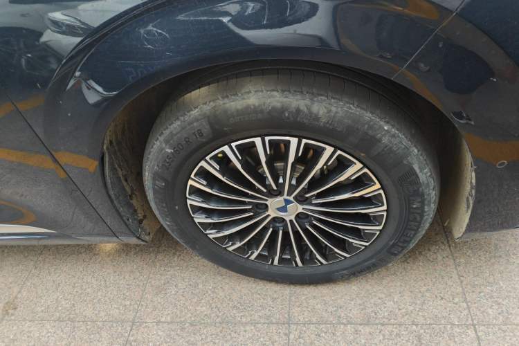 Used Denza D9 2022 DM-i 970 Four-Wheel Drive Flagship Model Right Front Wheel Hub