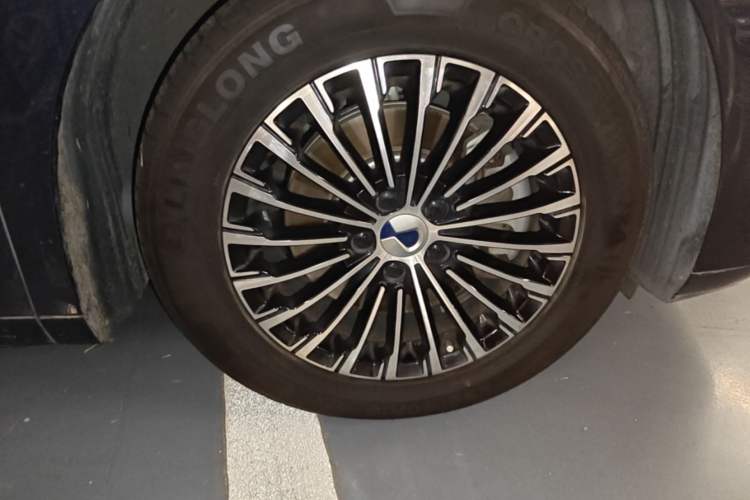 Used Denza D9 2022 DM-i 970 Four-Wheel Drive Prestige Model Right Front Wheel Hub