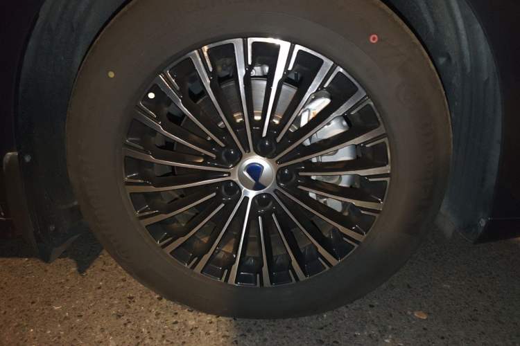 Used Denza D9 2022 DM-i 970 Four-Wheel Drive Prestige Model Right Front Wheel Hub