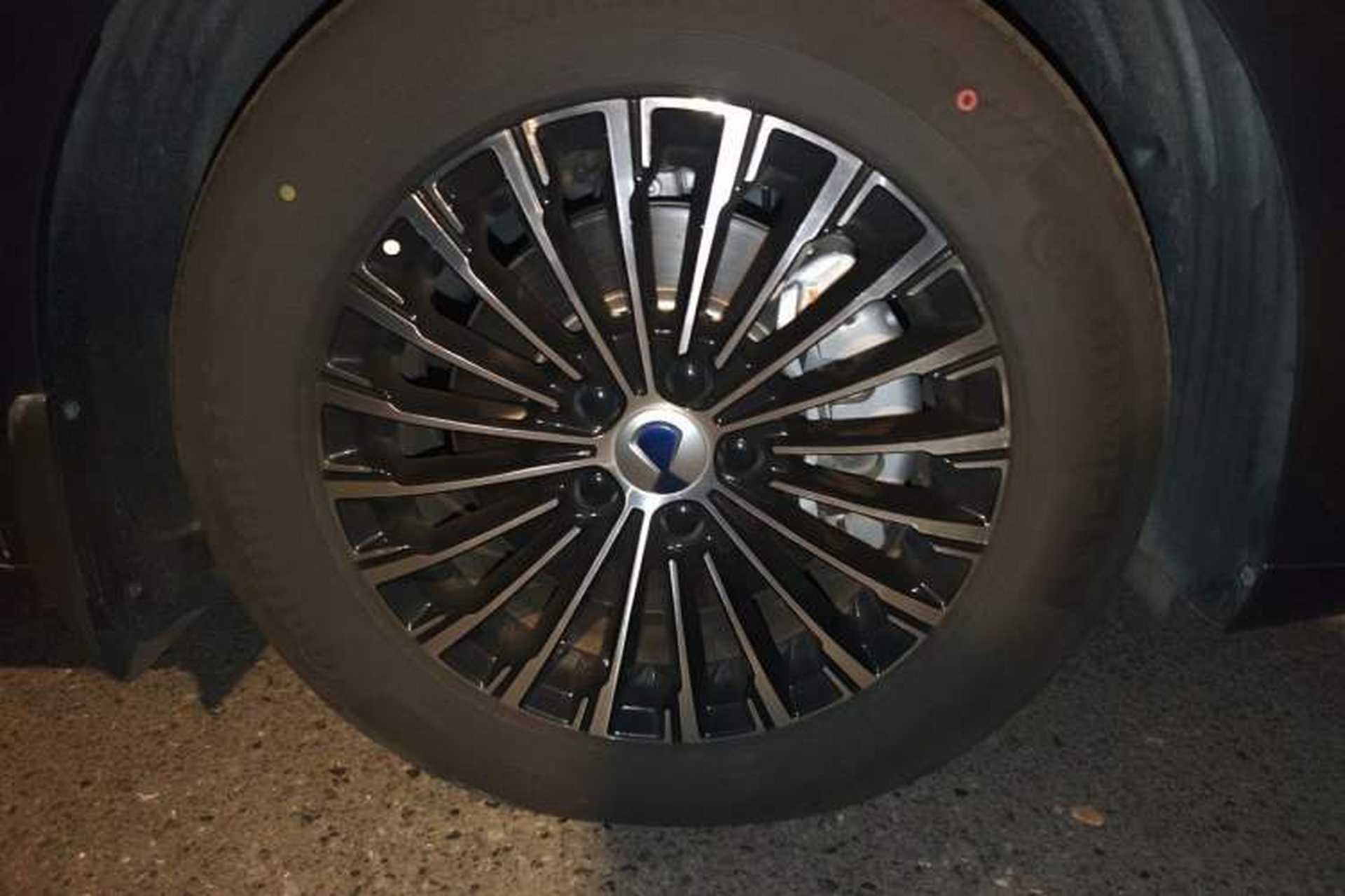 Used Denza D9 2022 DM-i 970 Four-Wheel Drive Prestige Model Right Front Wheel Hub