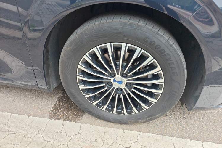 Used Denza D9 2022 DM-i 1040 Prestige Model Right Front Wheel Hub