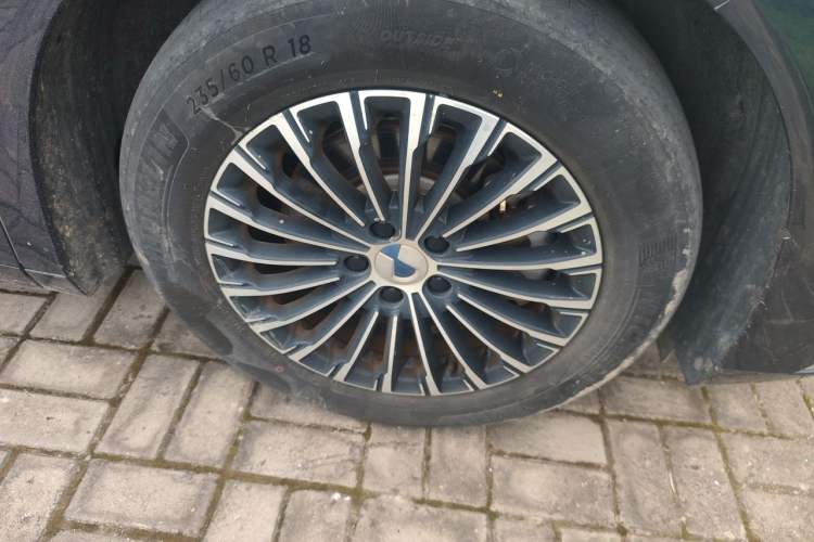 Used Denza D9 2022 DM-i 970 Four-Wheel Drive Flagship Model Right Front Wheel Hub