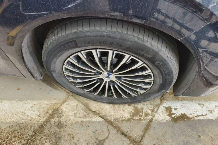 Used Denza D9 2022 DM-i 970 Four-Wheel Drive Prestige Model Right Front Wheel Hub