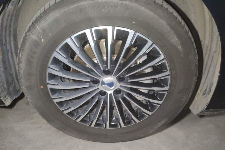 Used Denza D9 2022 DM-i 970 Four-Wheel Drive Flagship Model Right Front Wheel Hub