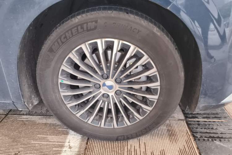 Used Denza D9 2022 DM-i 970 Four-Wheel Drive Flagship Model Right Front Wheel Hub